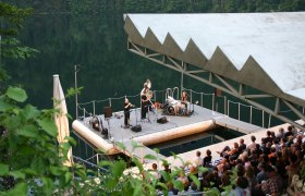 Seebühne Lunz am See, © Ray Anderson Konzert auf der Seebühne Lunz am See mit Publikum und Musikern.