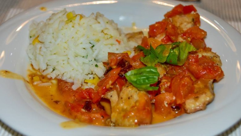 Karpfenfilet auf Tomaten Basilikum Ragout mit Basmatigemüsereis, © Eveline Karner Ein Teller mit Karpfenfilet auf Tomaten-Basilikum-Ragout und Basmatireis.