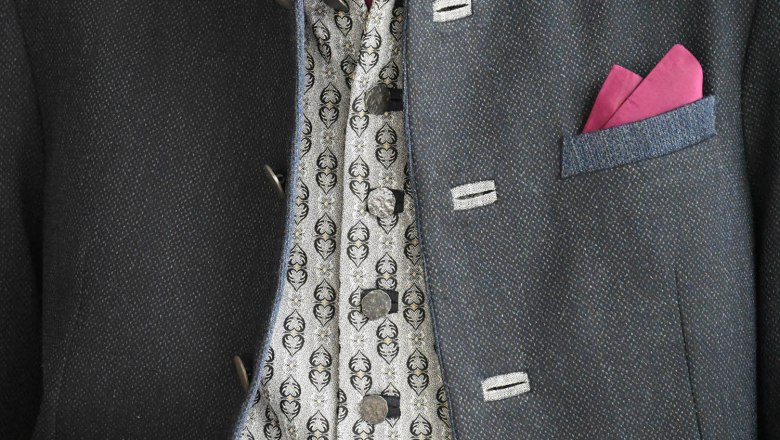 Von Christa Steinauer entworfen: Die junge Eisenstraße-Tracht, © www.eisenstrasse.info Von Christa Steinauer entworfen: Die junge Eisenstraße-Tracht, © www.eisenstrasse.info