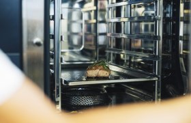 Selbst gejagtes Skilawild aus dem Donauraum, © Niederösterreich Werbung/David Schreiber Ein Stück Fleisch mit Kräutern in einem professionellen Ofen.