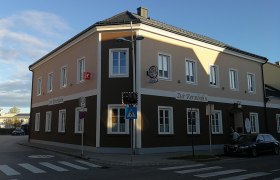 zur Rennbahn, © Roman Zöchlinger Eckgebäude mit der Aufschrift 'Zur Rennbahn' und Kaiser-Bierschild.