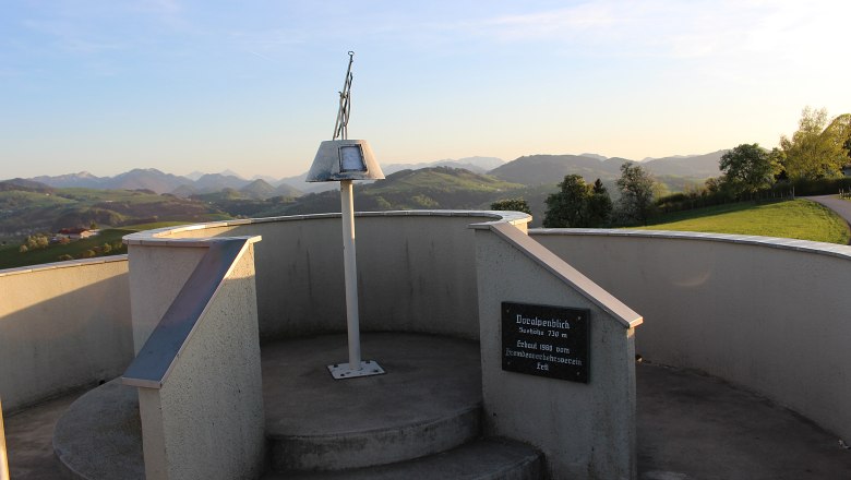 The rotating arrow helps to identify the surrounding mountains, © Pöchacker - Mostviertel Tourismus The rotating arrow helps to identify the surrounding mountains, © Pöchacker - Mostviertel Tourismus