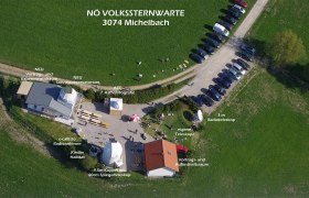 Volkssternwarte Michelbach, © Johnny Gruber Luftaufnahme der Volkssternwarte Michelbach mit Gebäuden, Teleskopen und geparkten Autos.