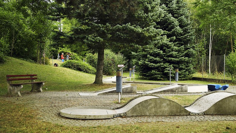 Mini golf course Herzogenburg, © weinfranz Minigolf course with concrete lanes and trees in the background.