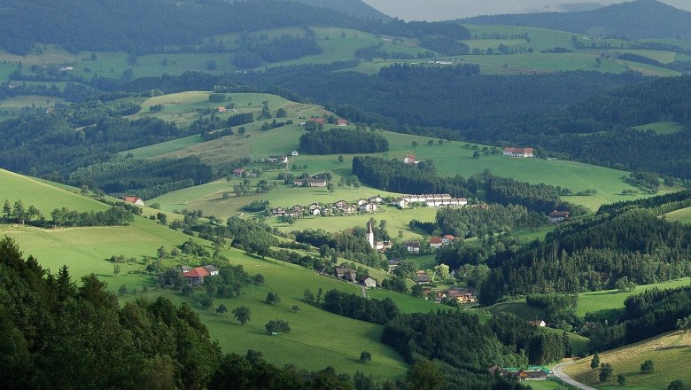 Ertl, Blick vom Rastberg, © Alois Leitner Panoramablick auf eine grüne, hügelige Landschaft mit verstreuten Häusern und Wäldern.