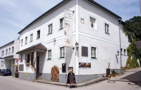 Schiffsmeisterhaus Ardagger, © zVg Schiffsmeisterhaus Schiffsmeisterhaus Ardagger, ein historisches Gebäude mit Restaurant und Hotel.