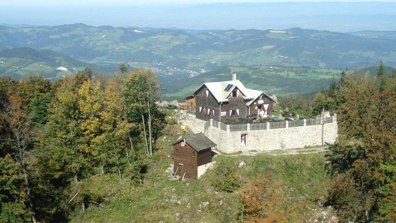 Blick auf das Otto Kandler Haus, © ÖAV-Norbert Lang Berglandschaft mit dem Otto Kandler Haus im Vordergrund.