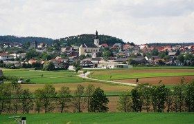 Marktgemeinde Karlstetten, © zVg Karlstetten Panorama der Marktgemeinde Karlstetten mit Kirche und umliegenden Feldern.