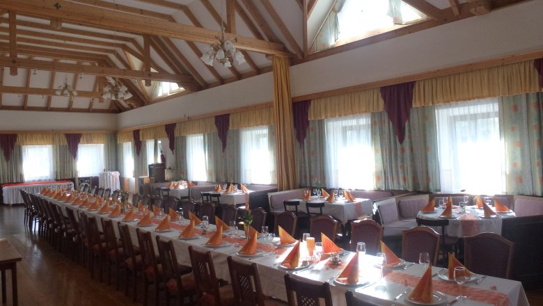 Gasthaus Griessler, © zur Verfügung gestellt: Gasthaus Griessler Innenansicht eines Gasthauses mit gedeckten Tischen und Holzbalkendecke.