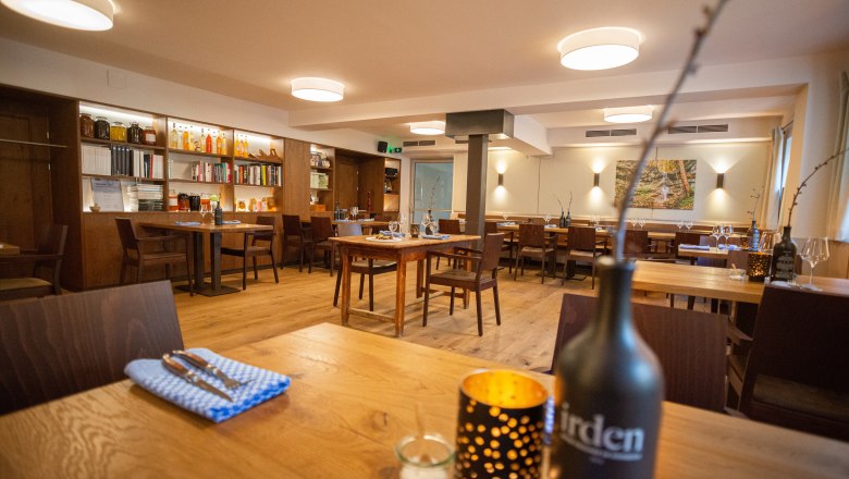 Gasthof HUEBER, St. Georgen an der Leys, © Niederösterreich Werbung/Rita Newman Innenansicht eines gemütlichen Restaurants mit Holzmöbeln und dekorativen Elementen.