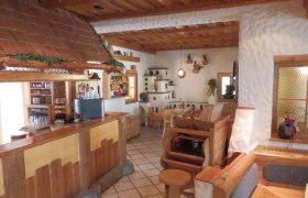 Frankenfelser Tenne, © Archiv Betrieb Gemütliche Gaststube mit Holzmöbeln und rustikalem Dekor.