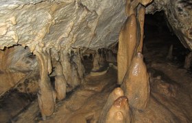 Stalagmiten und Stalaktiten gibt's in der Höhle zu sehen, © Mostviertel Tourismus, Karas Stalagmiten und Stalaktiten in einer Höhle.