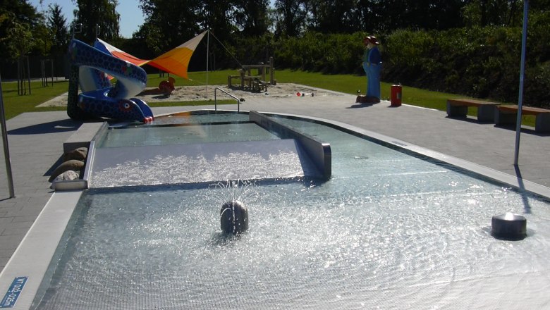 Kinderbecken, © Stadtgemeinde Herzogenburg Kinderbecken mit Rutsche und Wasserspiel im Freien.
