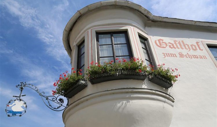Gasthof zum Schwan, © Gasthof zum Schwan Fassade des Gasthofs zum Schwan mit Erker und Blumenkästen.