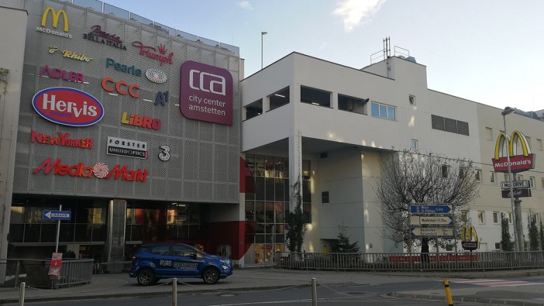 City Center Amstetten, © Roman Zöchlinger Einkaufszentrum City Center Amstetten mit Logos von Geschäften und McDonald's Schild.