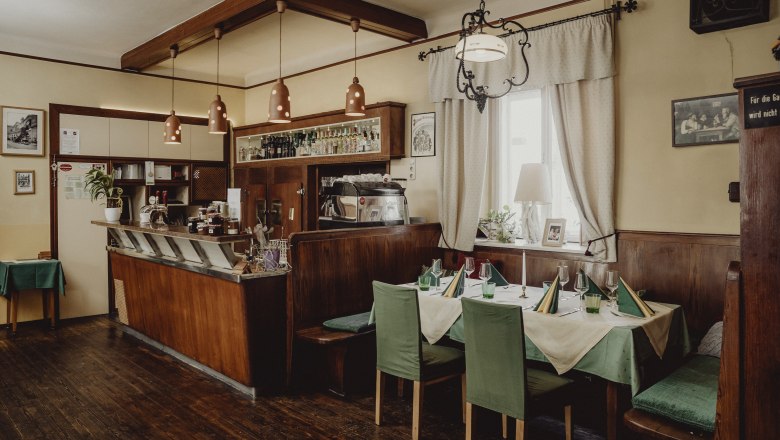 Találkozóhely minden generáció számára, © Niederösterreich Werbung/Sophie Menegaldo Hangulatos kávézó fabútorokkal, terített asztallal és bárpulttal.