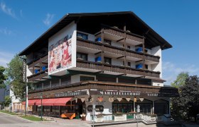 Hotel Pirkers Mariazellerhof, © zVg Mariazellerhof Familie Pirker Außenansicht des Hotel Pirkers Mariazellerhof mit Balkonen und Café.