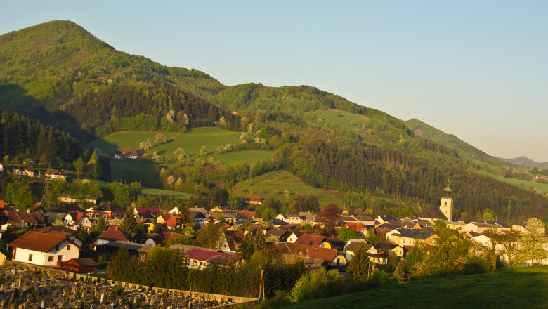 Gemeinde St. Veit/Gölsen, © zVg Gemeinde St. Veit/Gölsen Panorama von St. Veit an der Gölsen mit Kirche und Bergen im Hintergrund.