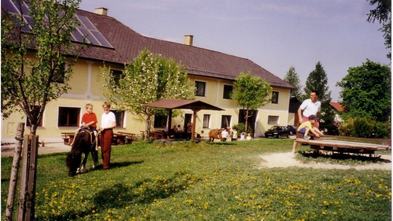 Forellenhof, © Familie Erber Ein Bauernhof mit Menschen, die Aktivitäten im Freien genießen.