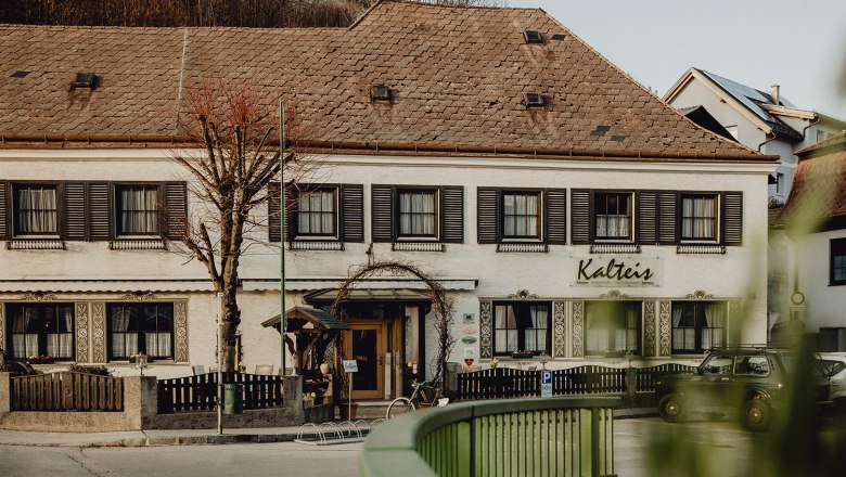 Wirtshaus in Kirchberg an der Pielach, © Niederösterreich Werbung/Sophie Menegaldo Traditionelles Gasthaus mit Holzläden und Schindeldach in Kirchberg an der Pielach.
