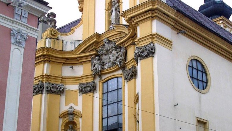 Prandtauer Church, © Josef Vorlaufer Baroque church with yellow façade and statues.