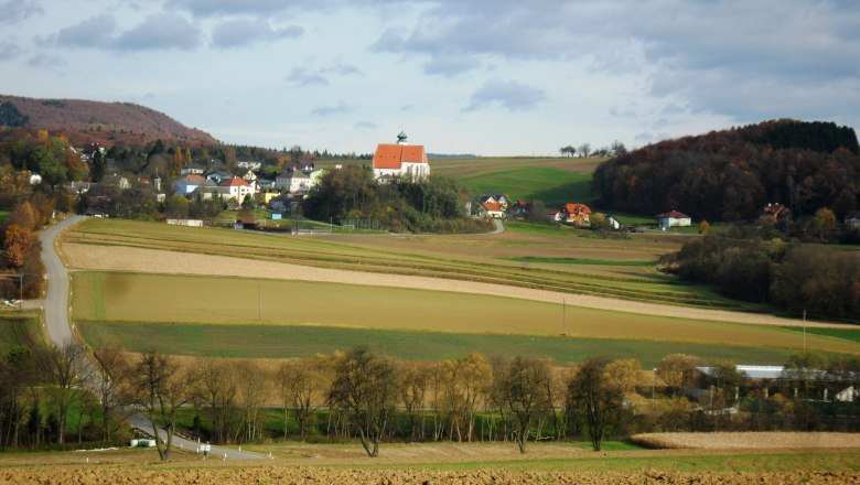 Blick auf Gerolding, © Karl Kloimwieder Landschaft mit Kirche und Feldern in Gerolding, Österreich.