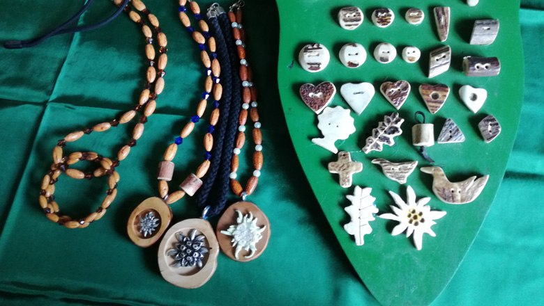 Dirndlschmuck und Hirschhornknöpfe, © Groiss Dirndlschmuck und Hirschhornknöpfe, © Groiss