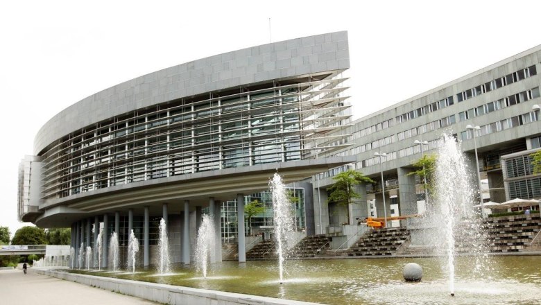 Landtagsschiff, © schwarz-koenig.at Modernes Gebäude mit Glasfassade und Springbrunnen im Vordergrund.