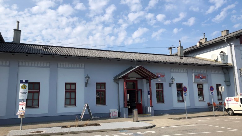 Bahnhof Ybbs-Kemmelbach, © Donau NÖ Tourismus GmbH Bahnhof Ybbs-Kemmelbach mit Pizzeria und Bushaltestelle.