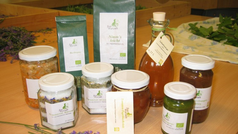 Vielfältige Produkte stehen zum Verkauf, © fairwurzelt Vielfältige Produkte stehen zum Verkauf, © fairwurzelt