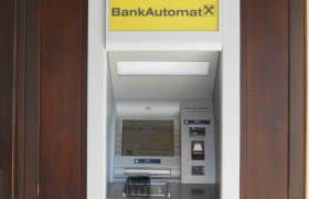 Bankomat Annaberg, © Gemeinde Annaberg Ein Bankautomat mit gelbem Schild und Raiffeisen-Logo.