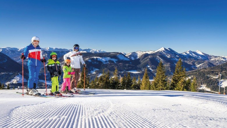Family skiing, © Mariazeller Bürgeralpe/Rudy Dellinger Family skiing, © Mariazeller Bürgeralpe/Rudy Dellinger
