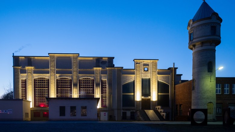 St. Pölten, Glanzstoff Events, © Ing. Gerhard Kisser Illuminated building in St. Pölten at dusk with tower on the right.