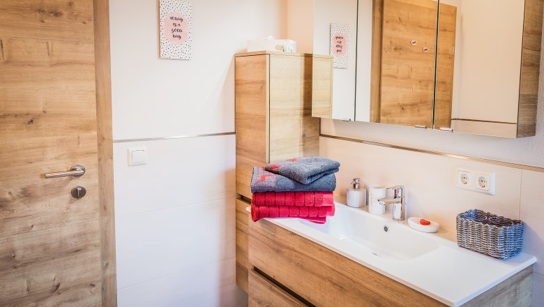 Red vacation apartment - bath/WC, © Ludwig Fahrnberger Red vacation apartment - bath/WC, © Ludwig Fahrnberger