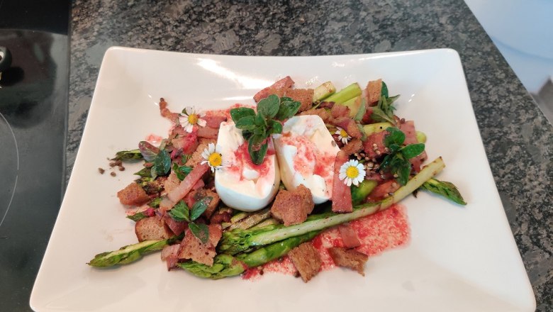 Frischer Spargel mit Schafkäse, © Mike Nährer Frischer Spargel mit Schafkäse, © Mike Nährer