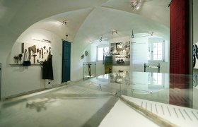 Bruderlade St. Anton an der Jeßnitz, © Bruderlade St. Anton an der Jeßnitz Innenansicht eines Museums mit Werkzeugen und historischen Fotos.