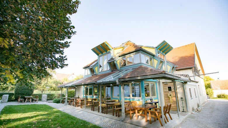 Heurigen restaurant outside, © schwarz-koenig.at Wine tavern outside