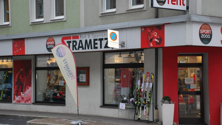 Sport Strametz, © NÖ-BBG Außenansicht eines Sportgeschäfts namens Strametz mit Skiern und Sportbekleidung im Schaufenster.