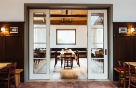 Modern, timeless ambience, © Niederösterreich Werbung/David Schreiber Cozy restaurant with wooden furniture and large windows.