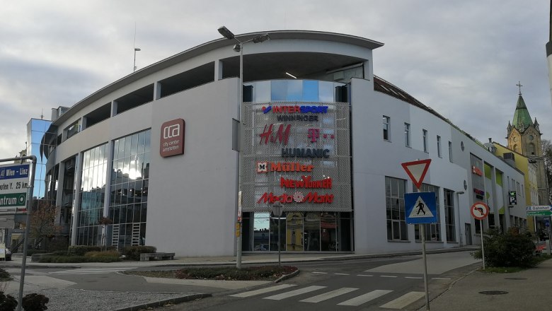 CCA Amstetten, © Roman Zöchlinger Einkaufszentrum CCA Amstetten mit verschiedenen Ladenlogos an der Fassade.