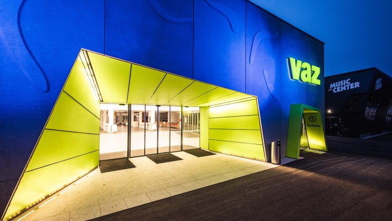 VAZ St. Pölten, © Matthias Köstler Eingang des VAZ St. Pölten mit beleuchtetem Schild und moderner Architektur.