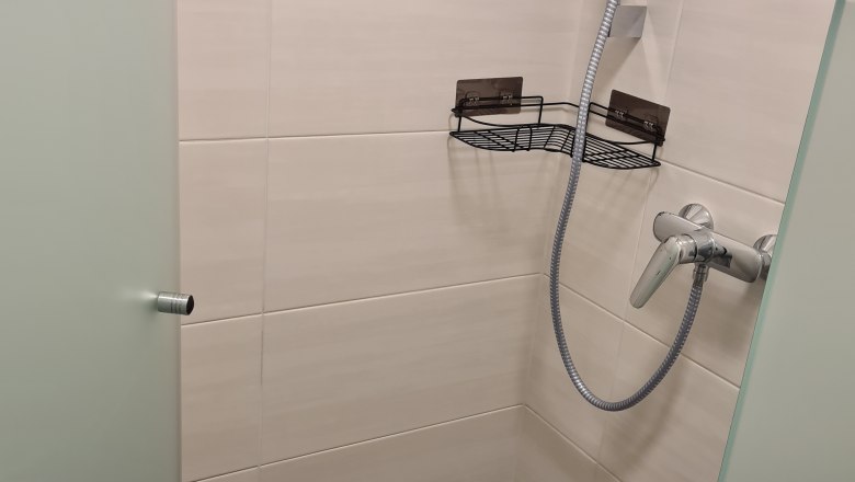 TDR-GasthofKirchenwirth-Dusche, © Josef Burger Moderne Dusche mit Glaswand und Duschkopf.