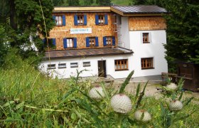 Gschwendthütte Hohenberg, © Marktgemeinde Hohenberg Gschwendthütte in Hohenberg, umgeben von grüner Natur und Bäumen.