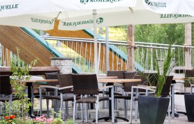 Eine gemütliche Terasse lädt zum Eisgenuss, © weinfranz.at Gemütliche Terrasse mit Tischen, Stühlen und Sonnenschirmen.