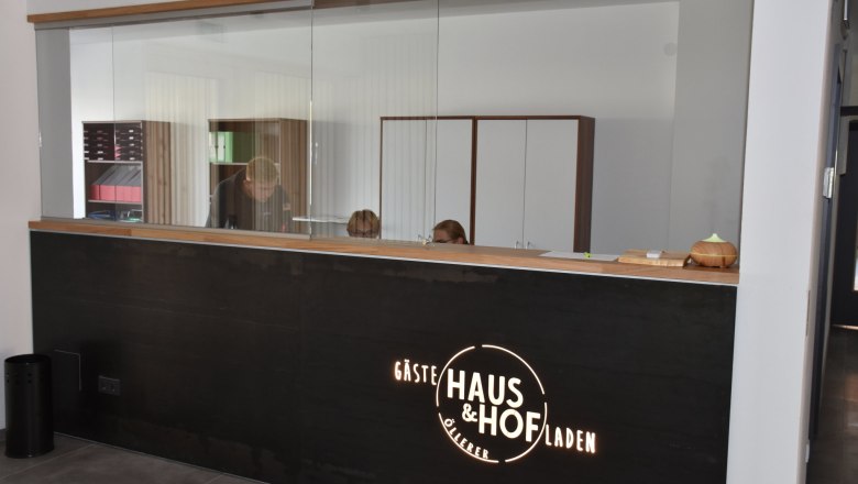 reception_2, © Helmut Leonhartsberger Reception with illuminated logo.