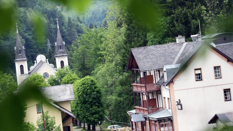 Maria Seesal pilgrimage church, © weinfranz.at Maria Seesal pilgrimage church with surrounding buildings and forest in the background.