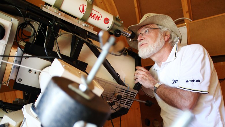 Observatory Puchenstuben, © weinfranz.at A man with a hat looks through a telescope in an observatory.