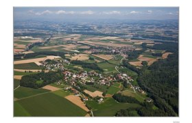 St.Pantaleon-Erla, © Fa. Lu-Ca OG Luftaufnahme von St. Pantaleon-Erla mit Feldern und Wäldern.