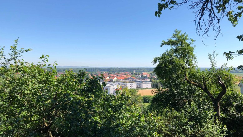 Viticulture Sandbichler, © Donau Niederösterreich View of a city with red roofs, surrounded by green trees and a blue sky.