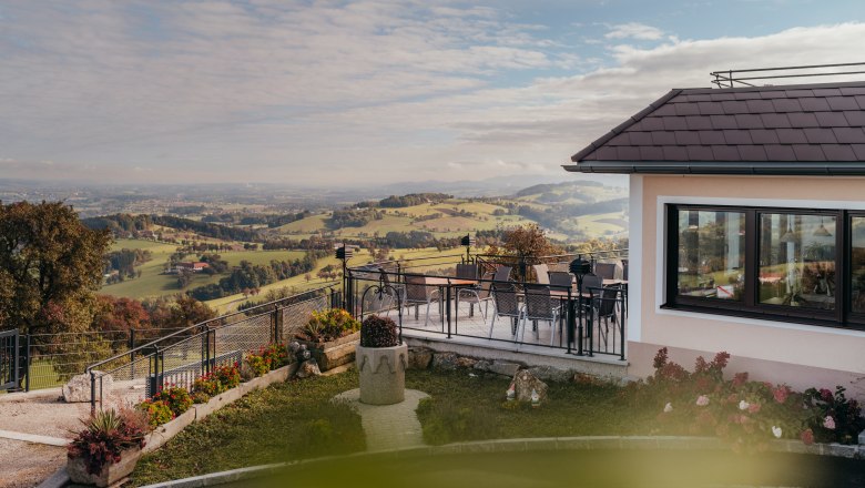 Panoramagasthof in St. Peter in der Au, © Niederösterreich Werbung/Daniela Führer Panoramablick von einem Gasthof in St. Peter in der Au mit Terrasse und Landschaft.